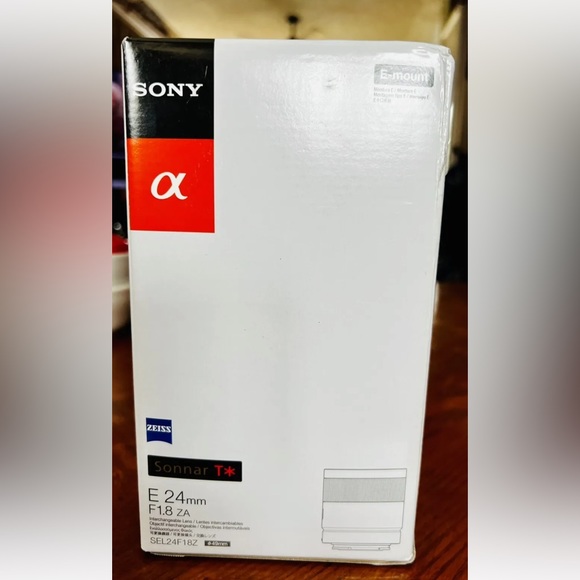 Sony Carl Zeiss 24mm f/1.8 ZA Sonnar T* - Crop Sensor Prime E Mount Wide Lens - Picture 3 of 16